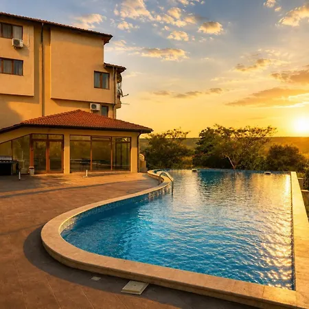 شقة Albena Hills | 2br, Pool & Garden Views *