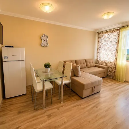 Albena Hills | 2br, Pool & Garden Views شقة