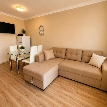 Albena Hills | 2br, Pool & Garden Views شقة