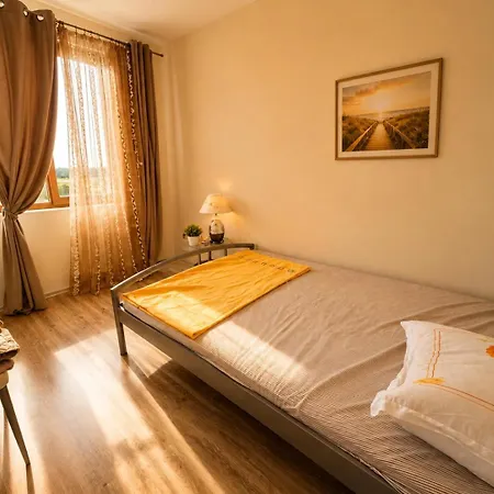 شقة Albena Hills | 2br, Pool & Garden Views فارنا